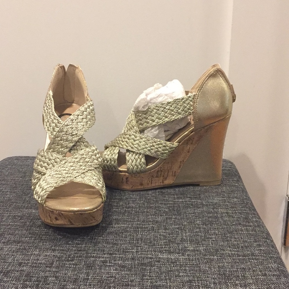Size 6 gold/ natural wedge sands